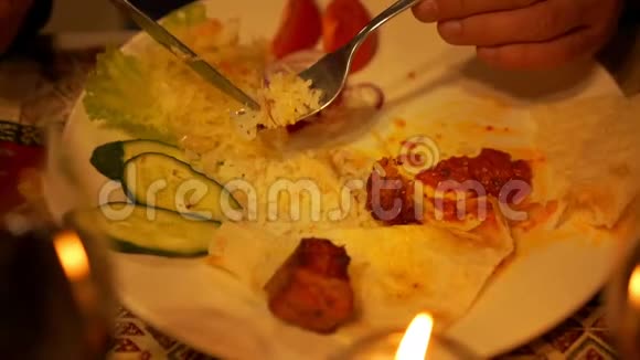 女人在黄瓜片附近用刀叉着米饭视频的预览图