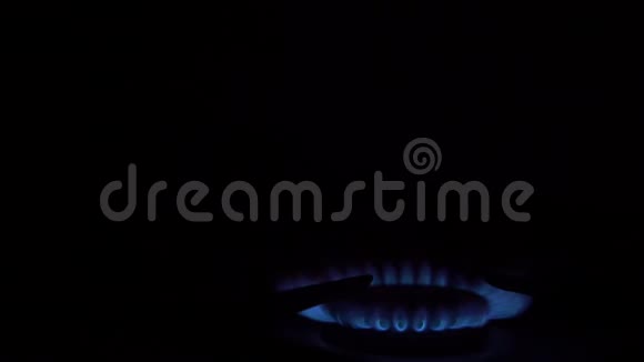 炉子打开发出平静的蓝色气体视频的预览图