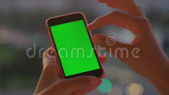 双手放大粉红色手机上的彩色图像滚动视频的预览图