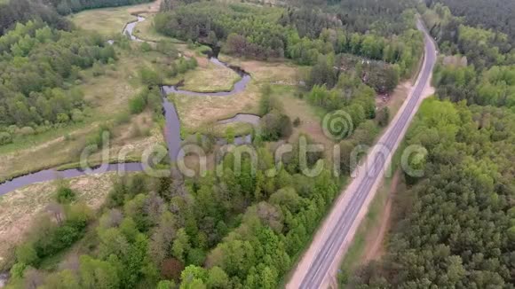 绿色森林中蜿蜒河流的空中景观无人机俯视图视频的预览图