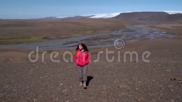 穿红衣服的女孩去冰岛旅行视频的预览图
