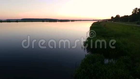 美丽的日出在尼曼河白俄罗斯无人机查看视频的预览图