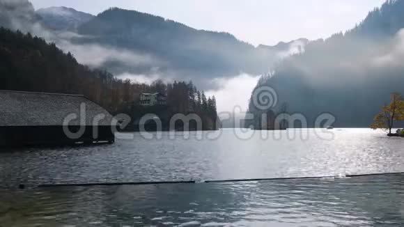 德国巴伐利亚的科尼斯湖秋天雾蒙的早晨视频的预览图