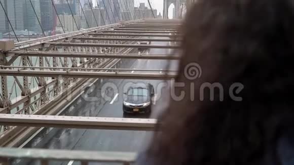纽约美国2019年5月5日布鲁克林桥在雨中女孩在看路视频的预览图