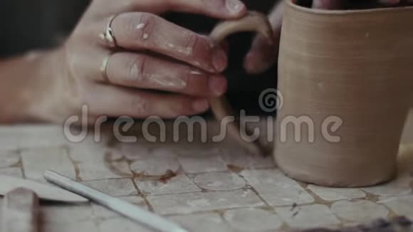 特写镜头波特女人的手唱着泥碗的把手视频的预览图