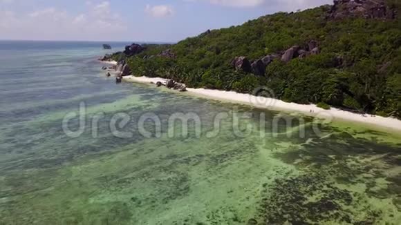 无人驾驶飞机从海上飞往美丽的岛屿有4K的克里斯特尔水镜头视频的预览图
