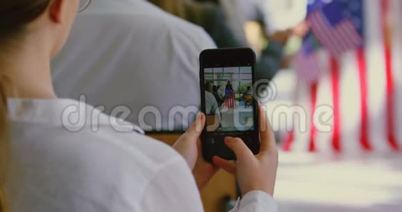 女商人在研讨会上用手机点击扬声器照片4k视频的预览图
