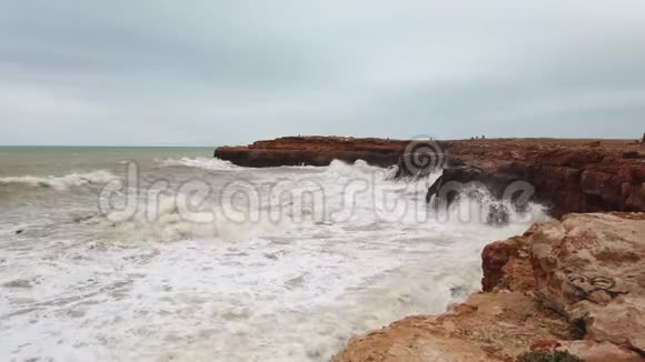 大西洋的巨浪从悬崖上溅起视频的预览图