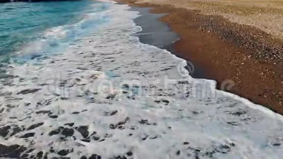 沙滩上又有海浪拍打着空中观景视频的预览图
