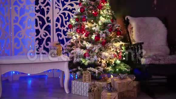 新年室内有圣诞树和花环视频的预览图