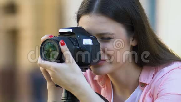 校准照相机镜头室外照片拍摄摄影记者视频的预览图