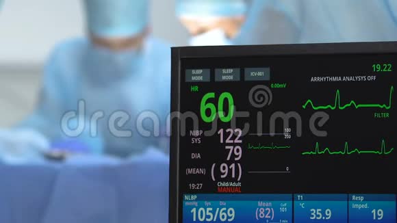 医生使用除颤器挽救病人生命消失心率监测仪视频的预览图