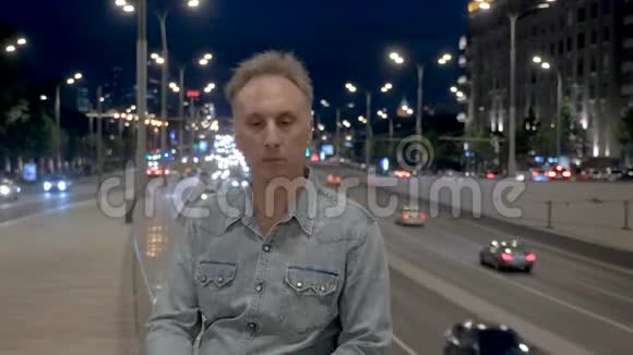 男人晚上拿手机开车视频的预览图