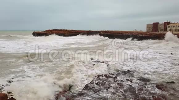 大浪在多风多雨的天气里在海滩上溅起大量白色泡沫动作缓慢4K视频的预览图