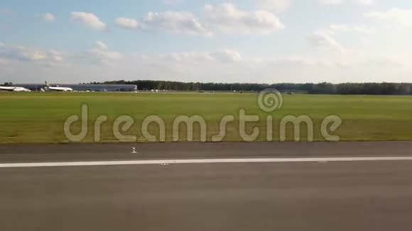 客机在跑道上加速起飞视频的预览图