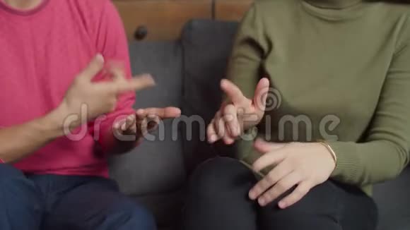 聋人用手语交流视频的预览图