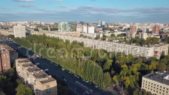 俄罗斯现代城市萨马拉的空中全景拍摄于阳光明媚的傍晚公园的运动开放区视频的预览图