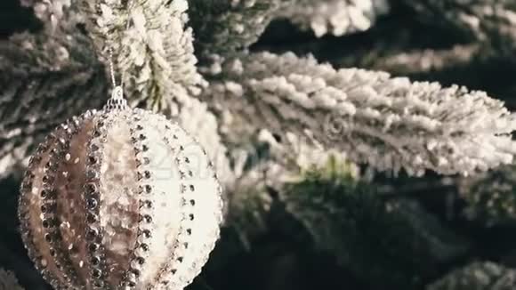 圣诞树上的银色圣诞玩具视频的预览图