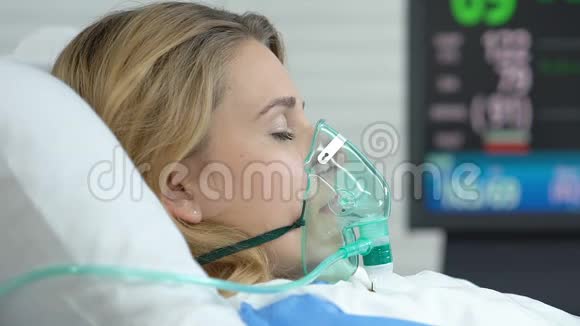 女性患者躺在病床上戴氧气面罩监护仪显示生命体征视频的预览图