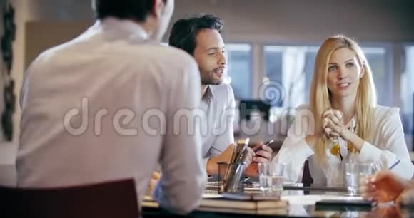 公司业务团队办公会议四个白种人商人和商人聚在一起谈话视频的预览图