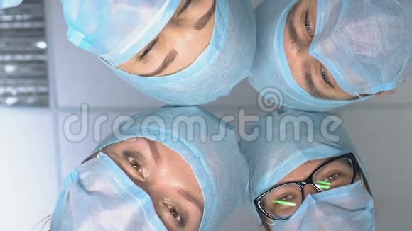 一组医生看病人手术麻醉恢复生命视频的预览图