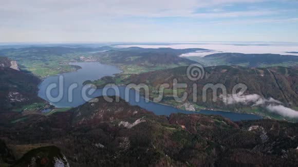 从奥地利的沙夫伯格观点看秋天的湖景视频的预览图
