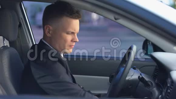 男性穿着正式西装在驾驶座上服用避孕药有意外风险有止痛药视频的预览图