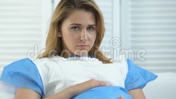 担心孕妇在病床上抚摸腹部怀孕并发症视频的预览图