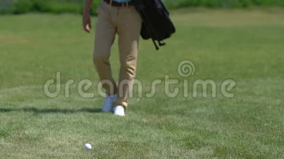 运动员带着高尔夫球袋来球选择球杆准备射门视频的预览图