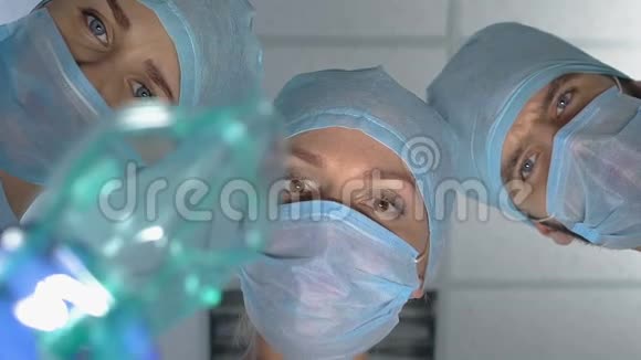 麻醉师戴口罩病人面部围手术期护理健康视频的预览图