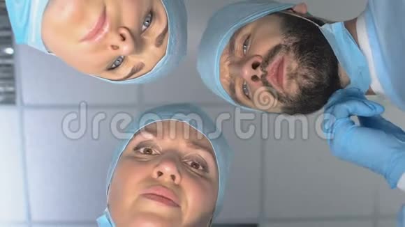 诊所工作人员在手术前戴上无菌面罩整形外科团队合作视频的预览图