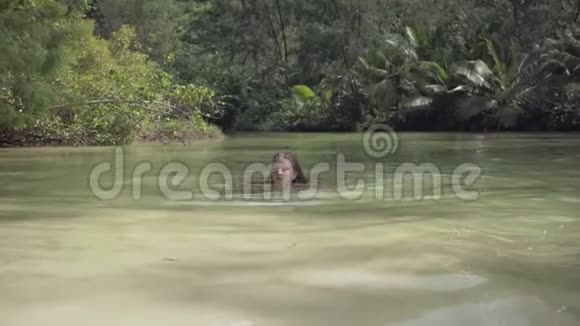 塞舌尔普拉斯林岛可爱的女孩在印度洋的一个异国情调的岛屿上游泳地球上的天堂视频的预览图