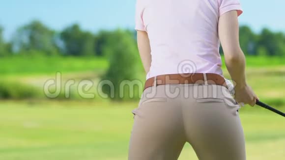 没有经验的女人在打高尔夫时打错了秋千感觉腰痛视频的预览图