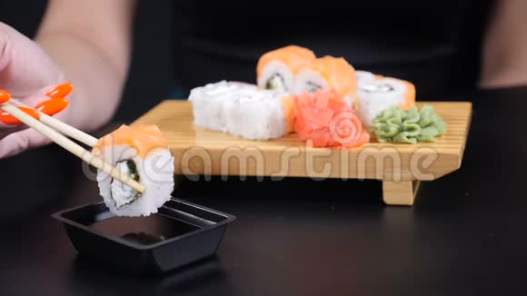 日本餐厅海鲜菜单海鲜健康饮食饮食节食的理念食物录像女性特写镜头视频的预览图
