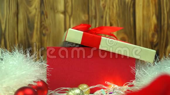 可爱的小猫在一个带有圣诞装饰的礼品盒里出来视频的预览图