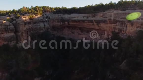 直升机从位于科罗拉多州梅萨维德国家公园的峡谷壁内切割的悬崖宫殿住宅移动视频的预览图
