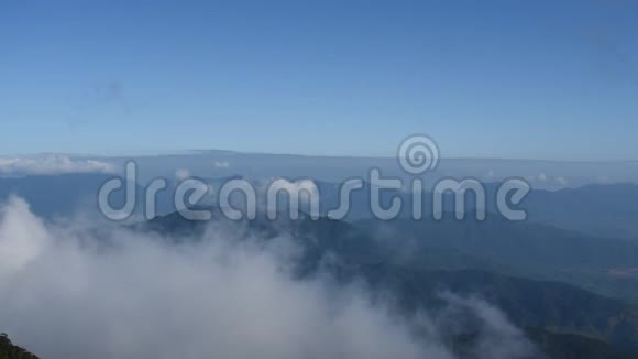 越南巴纳山带雾的山景视频的预览图