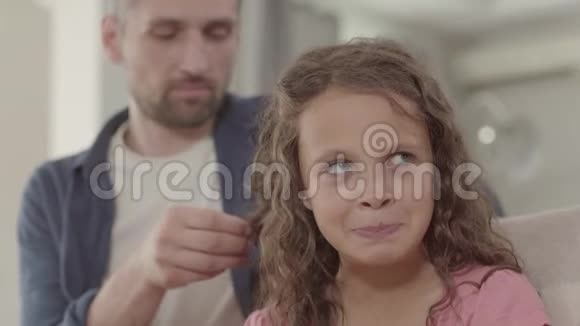 爸爸辫子卷发可爱的小女儿家庭关系视频的预览图