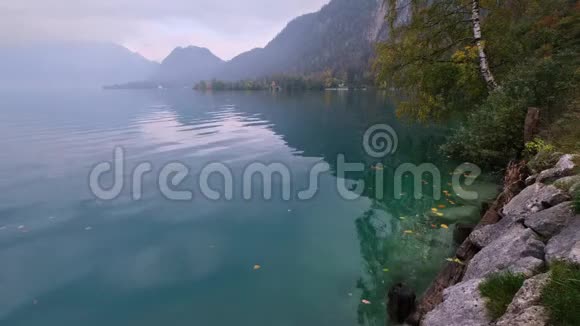 上奥地利萨尔茨卡梅尔古特秋湖Attersee视频的预览图