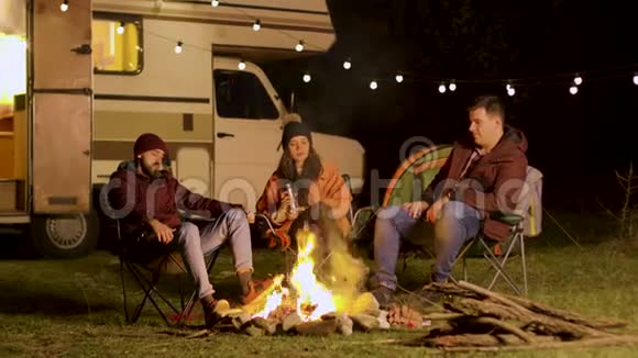 一群朋友在火炉前享受一个安静的时刻视频的预览图