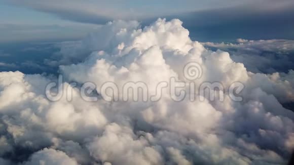 从飞机上方看云和太阳天空窗户平面上的云从飞机上看到的视频的预览图