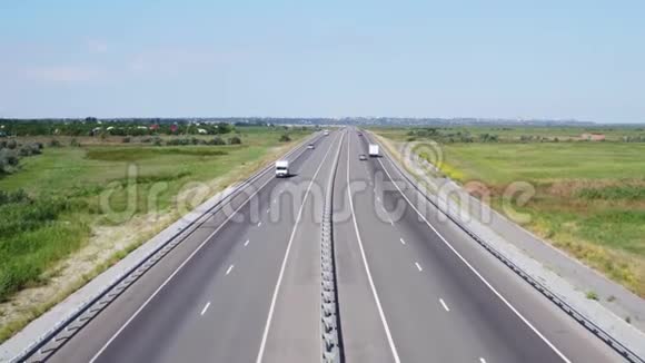 俄罗斯的道路公路汽车和卡车白天从上面视频的预览图