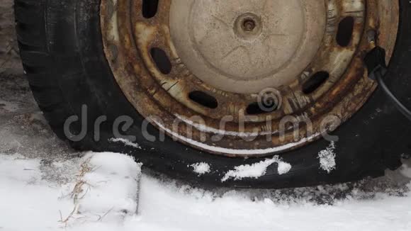 汽车爆胎很快就被压气机在白雪上充气了视频的预览图