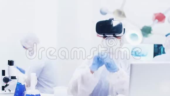 在虚拟空间工作的女性科学家配备了覆盖设备和虚拟现实耳机视频的预览图