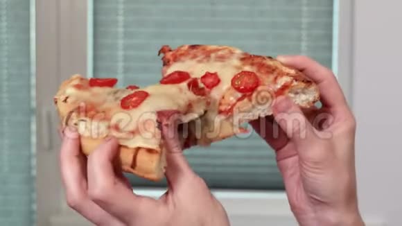 女人拿着两片披萨视频的预览图
