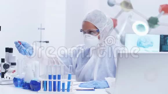 一位专注于全防护设备的女科学家用吸烟的蓝色液体做科学测试视频的预览图