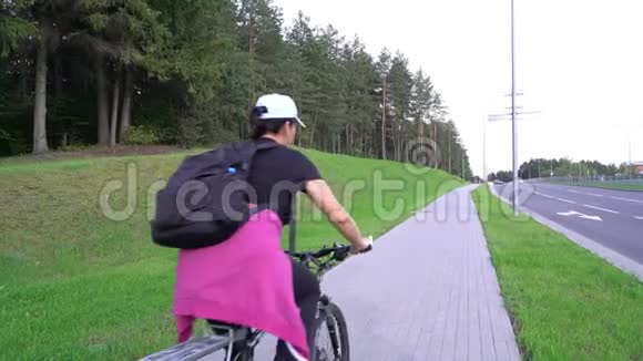 女自行车女自行车街上骑上山享受体育活动自行车友好城市健康视频的预览图
