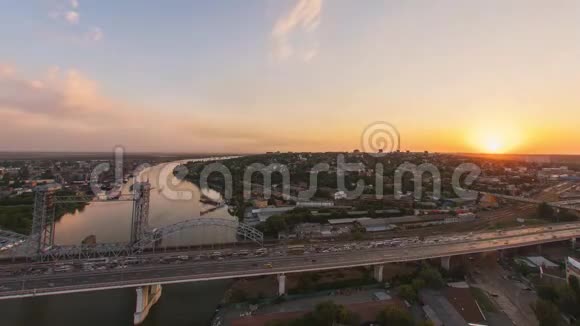 日落时分从上面看河上桥上的交通视频的预览图