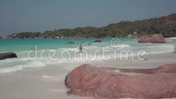 塞舌尔普拉斯林岛印度洋上一个岛屿上的精英度假胜地的海滩热带岛屿豪华视频的预览图