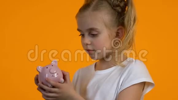 心烦意乱的女孩子扒空储蓄罐个人预算差缺钱视频的预览图